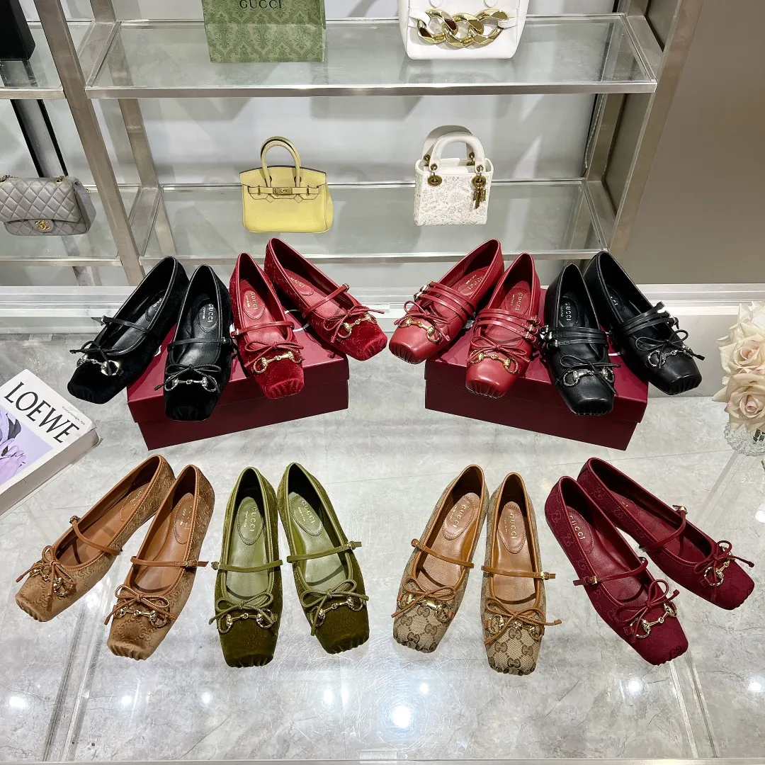 👟👟Ex-factory price 560👟👟 Gucci Horsebit series women's ballet flats. This iconic horsebit ballet flats features a square toe design and elegant bow details, paying tribute to the traditional ballet shoe style. This piece is crafted from Gucci ankh leather and embellished with a light gold-tone horsebit buckle. A 'sacchetto' construction with a soft, padded insole provides a great fit. ✅Size: 35-42 (customized for 40-42) ✅Sole material: Imported Italian genuine leather sole ✅Packaging: Brand new red box packaging